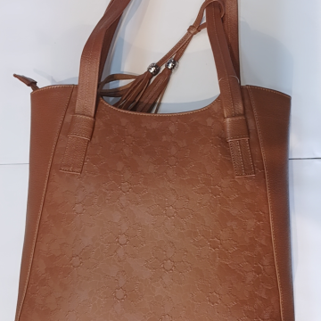 Bolso largo con adorno